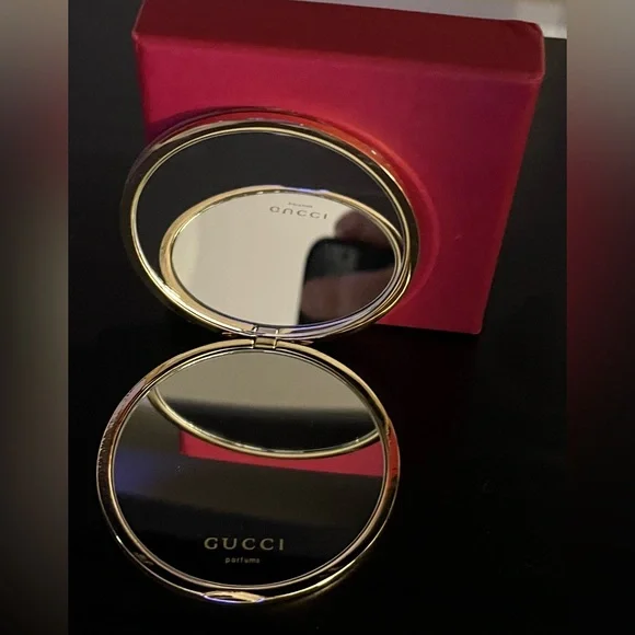 Gucci Beauty Gold Compact Mirror, Heavy, New in Box - Picture 2 of 2
